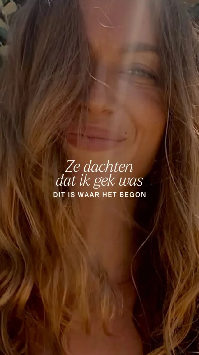 “Jij hebt makkelijk praten met je reet op Bali” 
Mijn makkelijk praten: Toen ik mijn journey begon te delen hier op Instagram, voelde ik het. 

Er werd gepraat, geroddeld, gelachen. Een omgeving die m’n keuzes niet begreep - van m’n medicatie laten staan tot m’n carrière als advocate inruilen - van me niet laten v***💉 tot geloven in de natuurlijke heling van m’n lichaam. 

Van het niet opgeven van m’n dromen. Zelfs toen ik niet eens een nieuwe (tweedehands) fiets kon betalen omdat de mijne was gestolen. Ik had op de Zuid-As kunnen zitten💸 met bijbaantjes in de gym haalde ik de maand nét (niet). In de uren die overbleven leerde ik mezelf editen.

Ik heb ziekte gezien. De meest intense. Niet alleen bij mezelf. 

Ik heb weekenden gekend vol drank en drugs om de rauwheid van het leven te vergeten. 

En óók na het succes van SISTHER was er een mentale en financiële crash. 

Ik heb keuzes gemaakt waar ik voor altijd trots op ben. En ik heb keuzes gemaakt die ik met de kennis van nu anders zou doen.

Door al deze lessen ben ik geworden wie ik nu ben.
Dedication. Vallen. Opstaan. Vertrouwen houden en doorgaan waar anderen me niet geloofden.

In die dieptes vond ik betekenis: dit is niét alleen mijn reis. 

Ik wil je laten zien dat er meer opties zijn op het gebied van fysieke en mentale gezondheid - ipv alleen de witte jassen en medicatie. Ik wil je laten voelen dat het oké is dat je je anders voelt dan wat er door een groot deel in de maatschappij wordt gezegd en verwacht. Ik wil je aanmoedigen om jouw verhaal te delen zodat je anderen kunt helpen (en laat je met liefde zien hoe)

Dit is échte vrijheid voor mij.

Liefde en vertrouwen in je eigen systeem en lichaam. Een goeie bullshitradar om te voelen wat jouw waarheid is. Zodat toxiciteit of angst -in welke vorm dan ook- altijd verliest.

That’s where magic hits. Liefde en w(h)ealth, omringd met vrienden en (chosen) fam die je écht voelen.

En ja. Na jaren door de modder voor deze plek. Praten mensen nog steeds. Maar ik zou het niet anders willen. Hier voel ik voldoening. Waarheid. Liefde. 

Hier voel ik vrijheid.

Ik voelde dat iemand dit vandaag mocht horen. Is this you? Dont give up. Echte vrijheid wacht❤️

Love